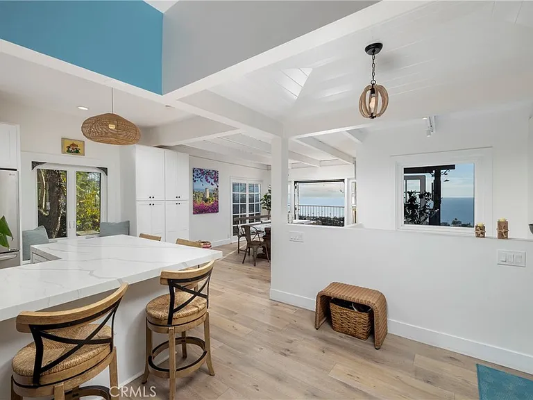 1082 Temple Hills Dr — Photo 10
