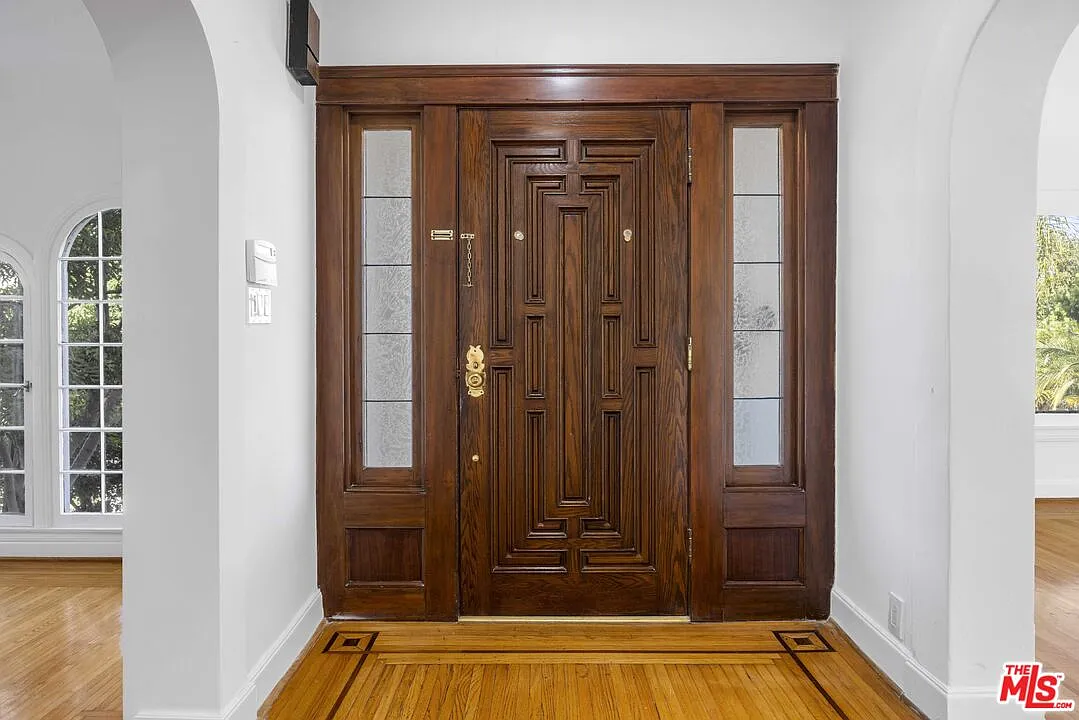 6 bed, 5.0 bath, 4238 sqft, $19,000 — Photo 3
