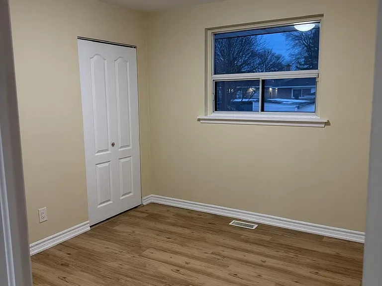 28 Alexandria Cres — Photo 19