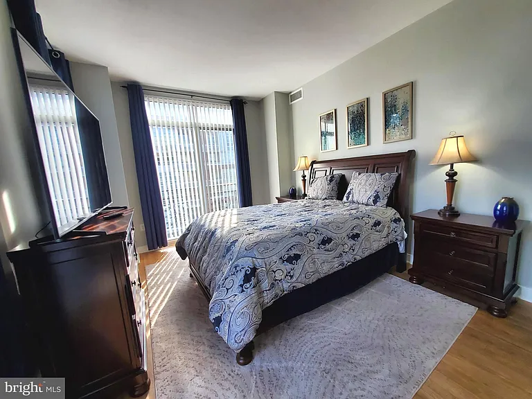 155 Potomac Psge #908 — Photo 18