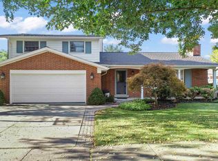 581 N Rosedale Ct, Grosse Pointe Woods, MI 48236