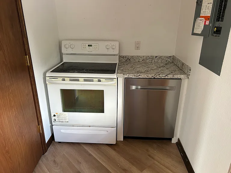 2400 Crill Ave — Photo 7