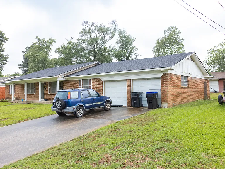 1715 Rodden Dr — Photo 3