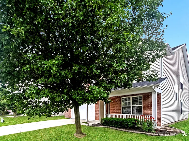 8684 N Springview Dr — Photo 3