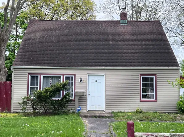 28 Anne Lane, Central Islip, NY 11722
