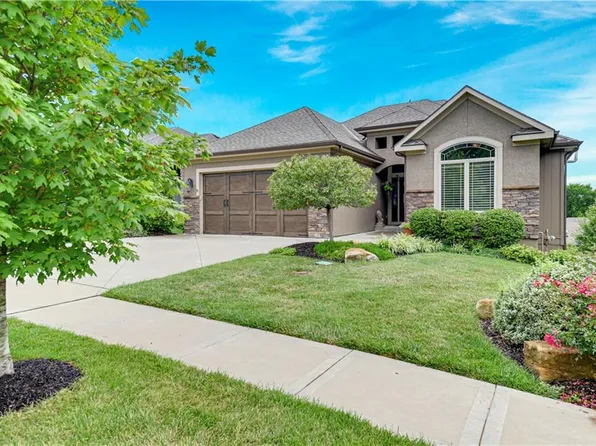 9868 Garden St, Shawnee, KS 66227