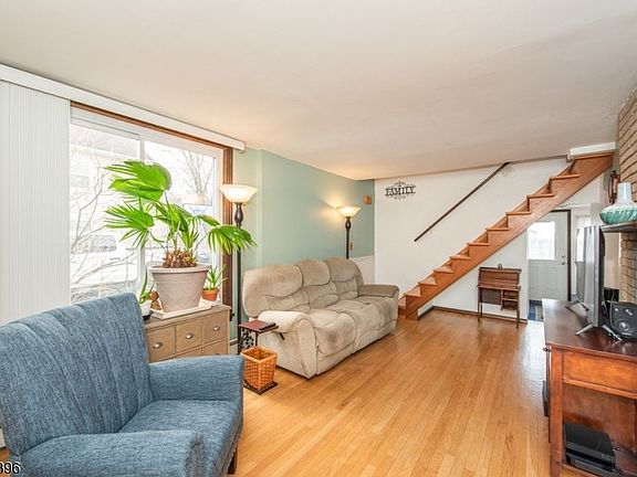 5th image of 126 Jefferson St