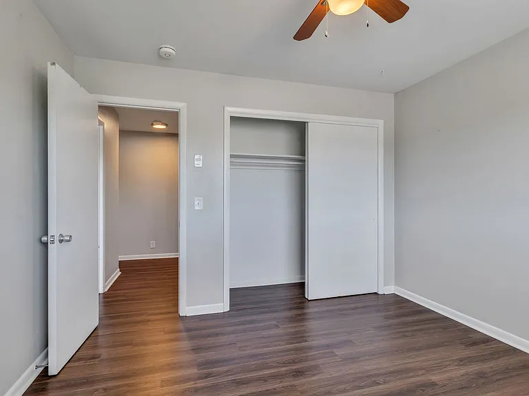 Executive House Apartments — Photo 16