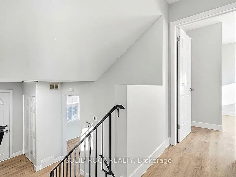 2158 Fillmore Cres — Photo 11
