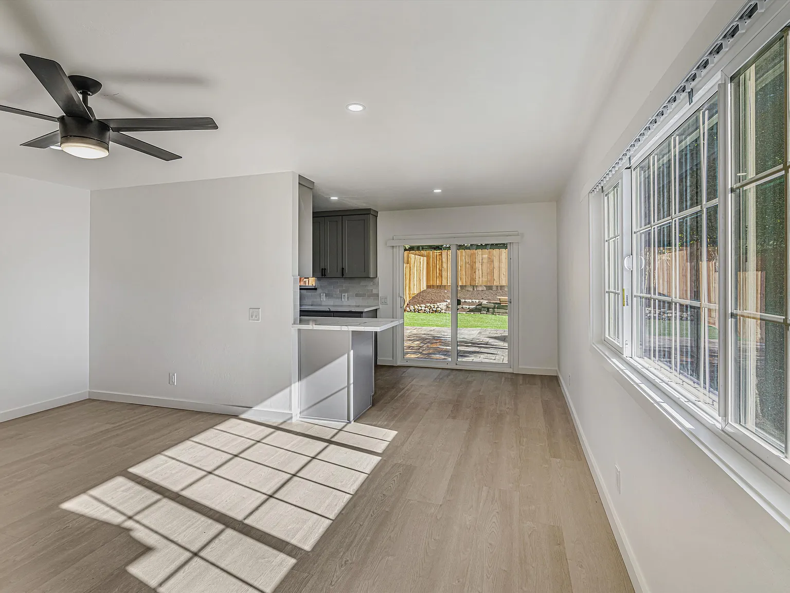 1456 Plumas Ln — Photo 3