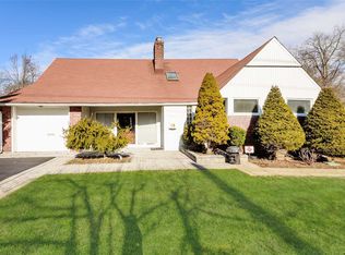 20 Oak Brook Ln, Merrick, NY 11566