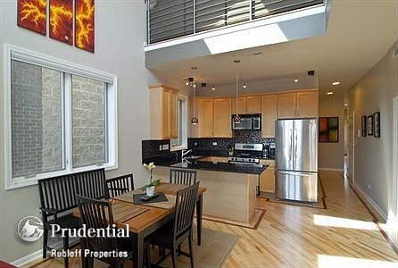 5th image of 910 N Hermitage Ave #3