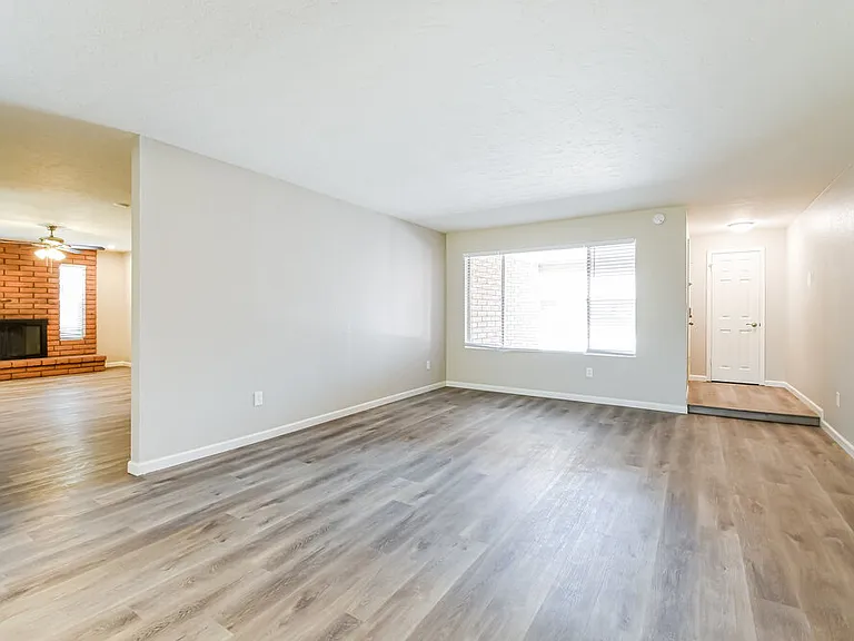 301 E Keogh Dr — Photo 3
