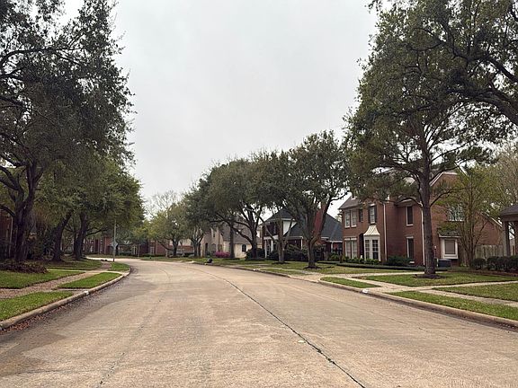5th image of 3306 S Lake Village Dr