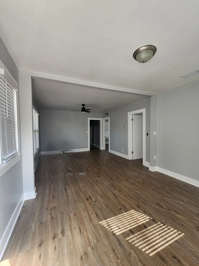 2 Bedroom 1 Bath Apartment Home — Photo 2