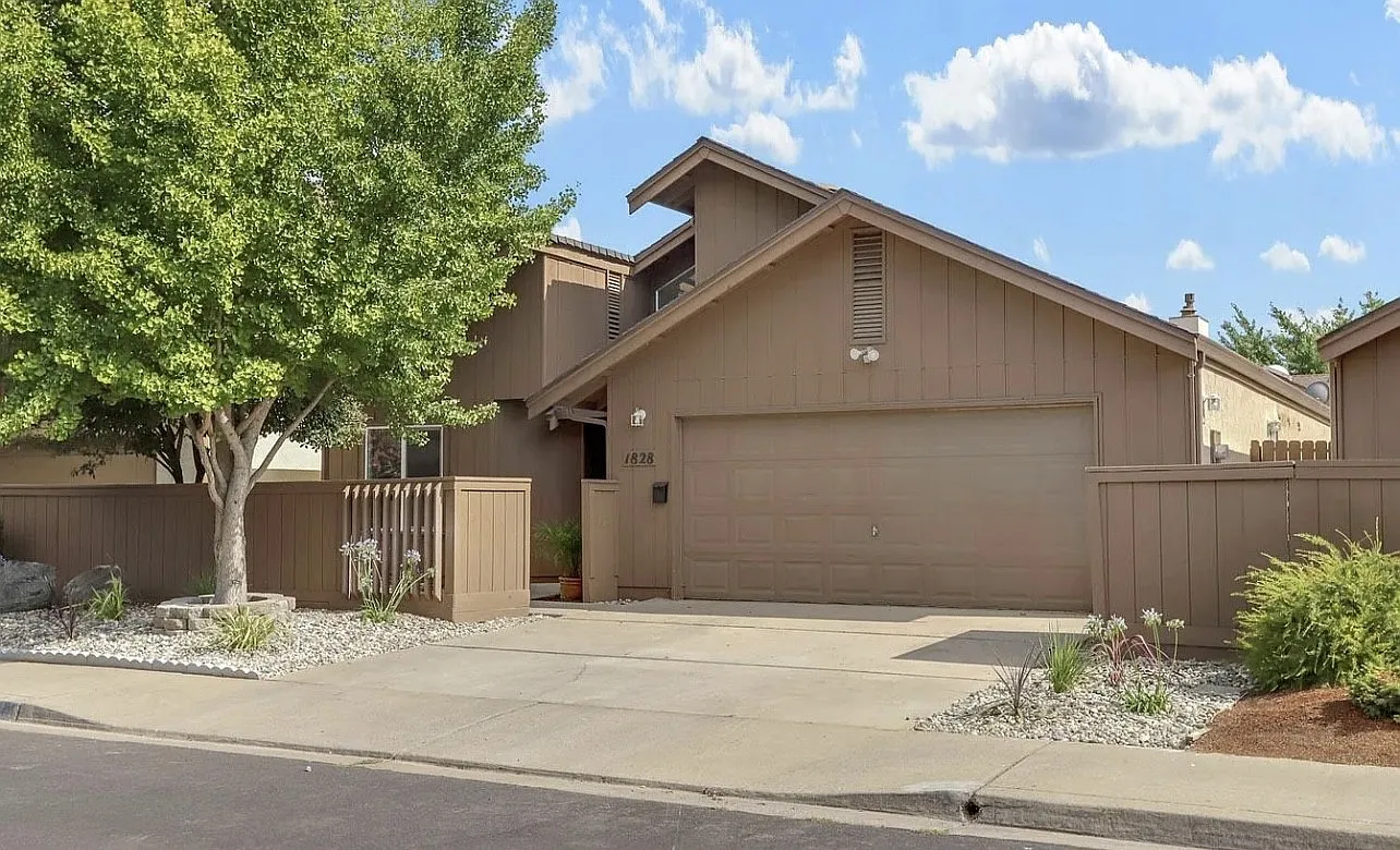 1828 Oak Leaf Dr photo 1