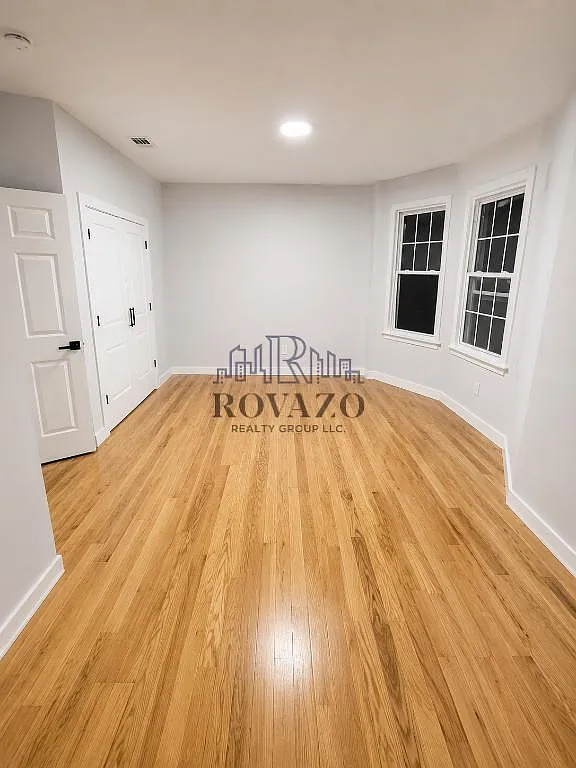 3 bed, 700 sqft, $1,995 — Photo 4