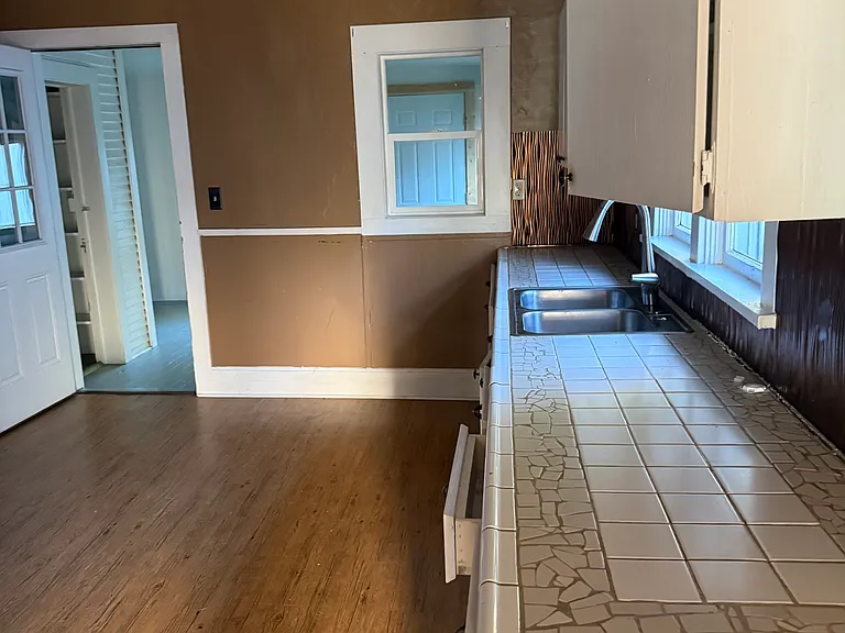 255 S F St — Photo 2