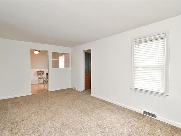 4th image of 28 Barnsdale Ave
