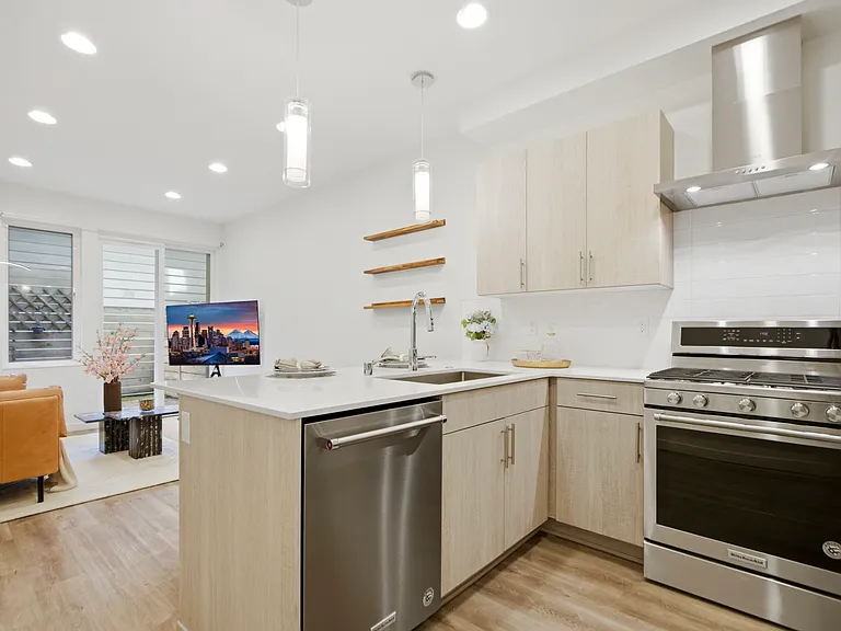 14013 Greenwood Ave N #F — Photo 4