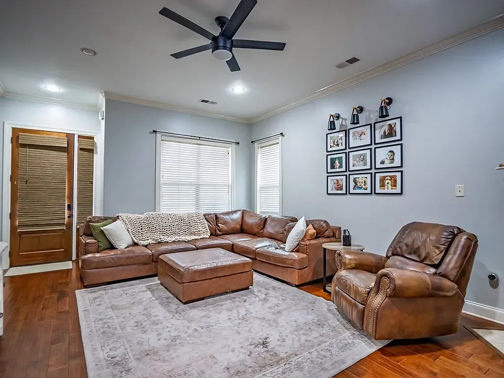 4 bed, 3.5 bath, 2400 sqft, $2,950 — Photo 2
