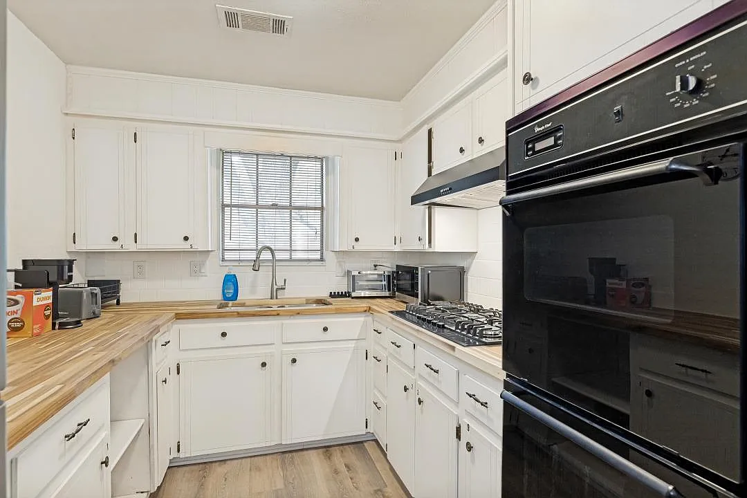 4 bed, 3.5 bath, 2218 sqft, $1,070 — Photo 3