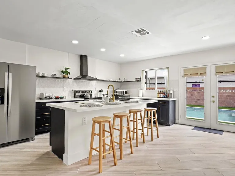 2241 N Sunset Dr — Photo 12