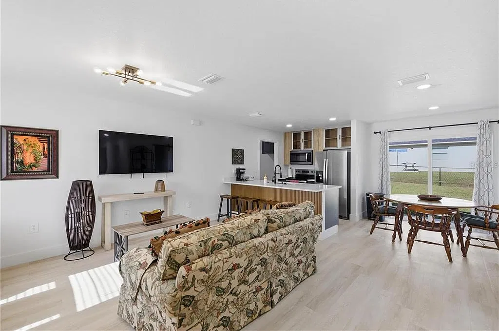 3 bed, 2.0 bath, 1064 sqft, $1,700 — Photo 4