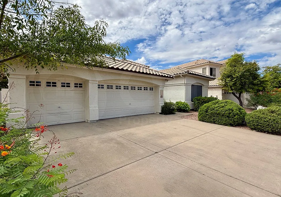 1955 E Drake Dr