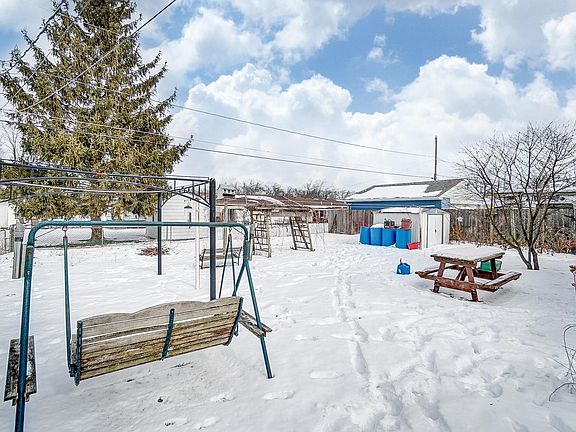 4th image of 836 Crescent Dr