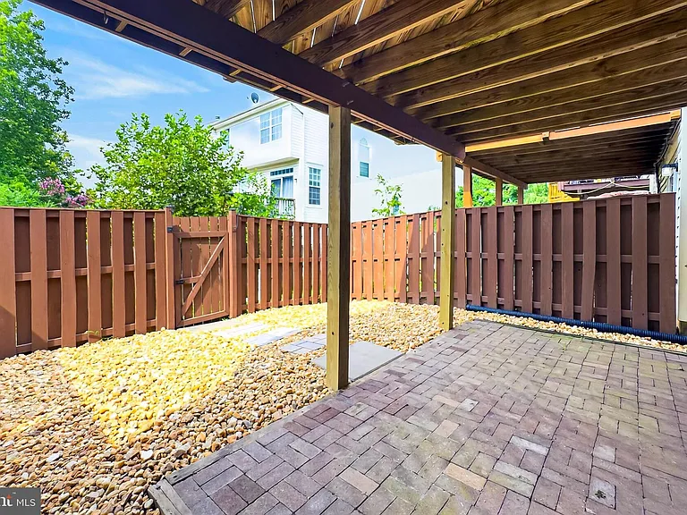 14637 Stream Pond Dr — Photo 47