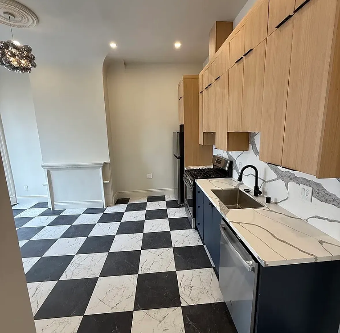 1 bed, 600 sqft, $4,295 — Photo 2