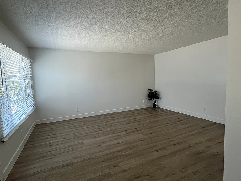 5548 Yarmouth Ave #8 — Photo 6