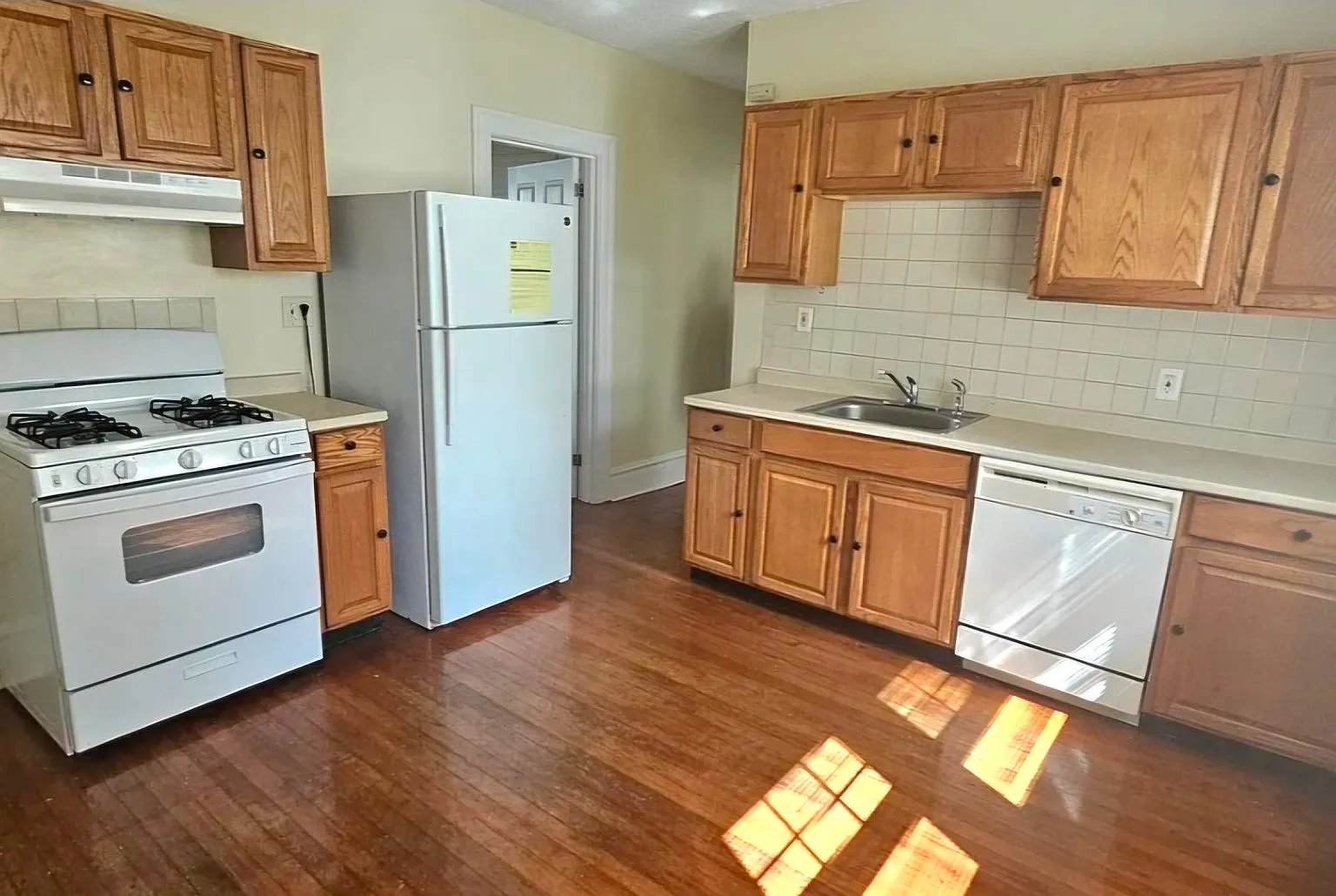 Spacious 1st fl 2 bdrm Unit - Quiet Area — Photo 1