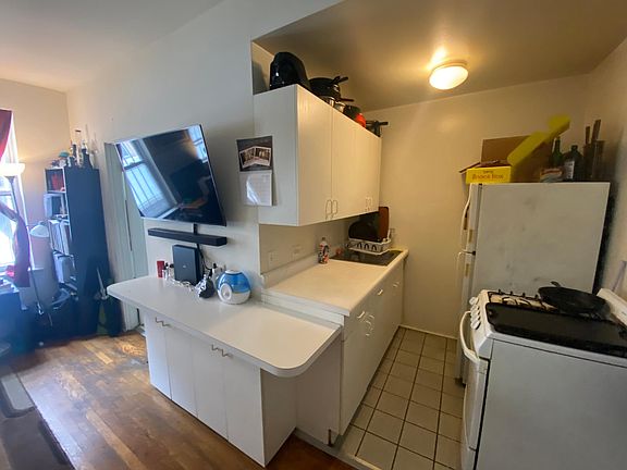 3rd image of 5528-30 N Kenmore Ave #109