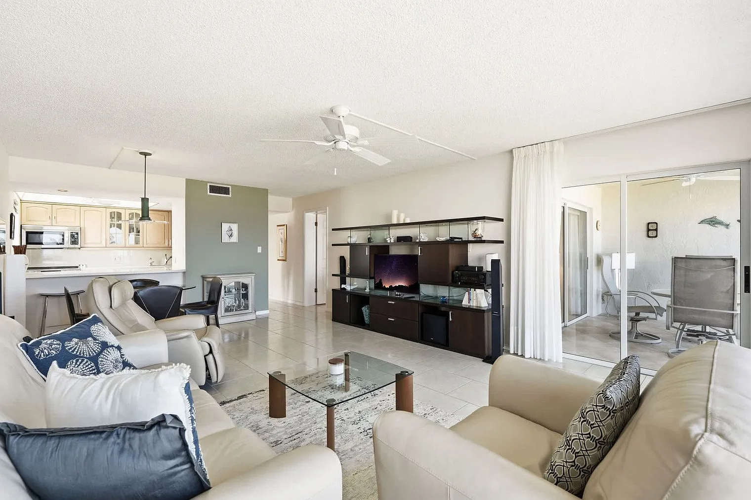 2 bed, 2.0 bath, 1022 sqft, $3,890 — Photo 4