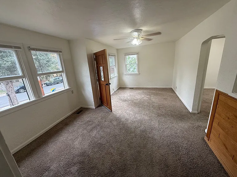 534 Dewey Ave — Photo 2