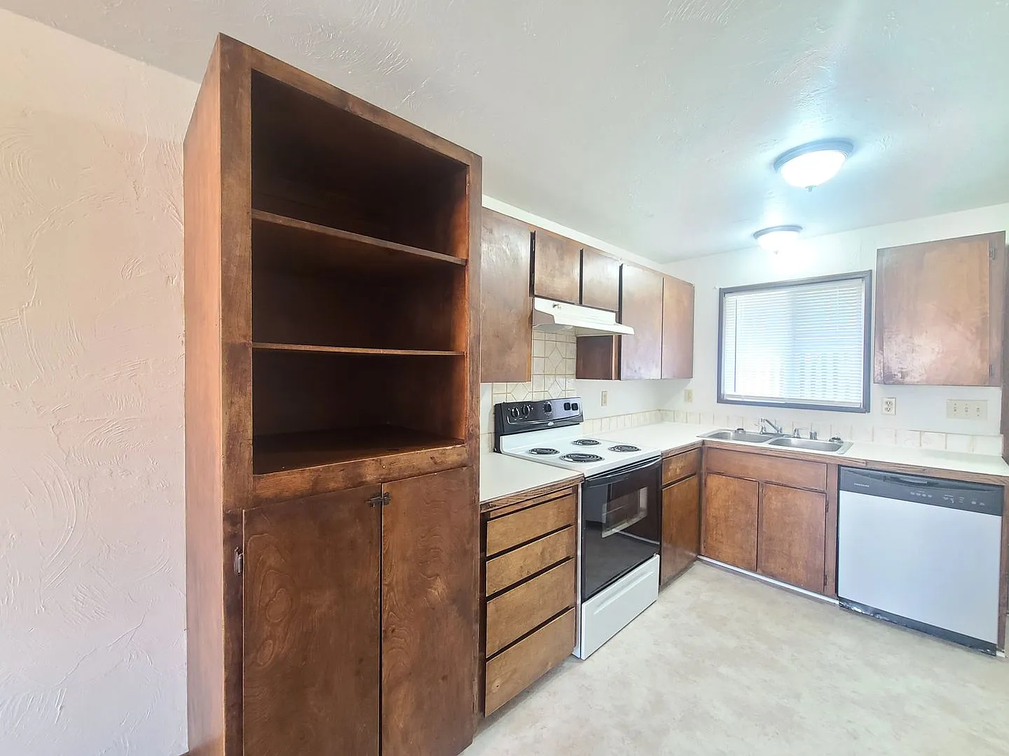 2410-2414 E Queen Ave. — Photo 4