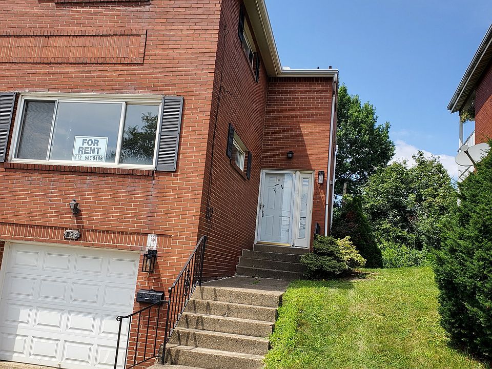 Private entrance to Townhouse. Integral Garage. Large windows provide great natural lighting !!