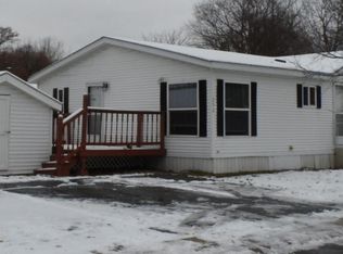 252 Parker Lake Dr, Oxford, MI