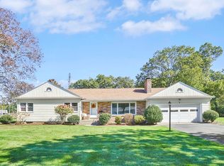 7 Viscount Rd, Longmeadow, MA 01106