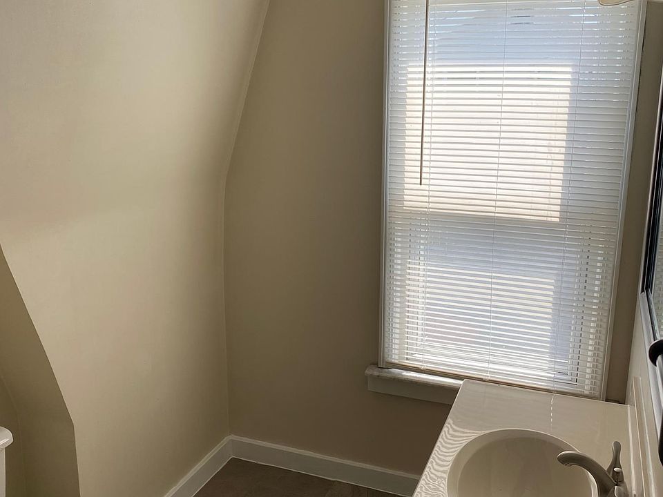 Full Bathroom (2nd Floor)