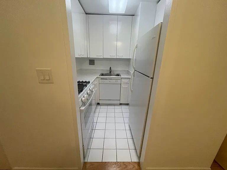 330 E 38th St #28H — Photo 4
