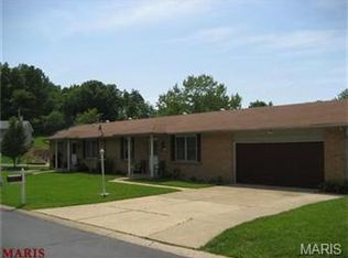 1745 Sparrow Point Ln, Fenton, MO 63026