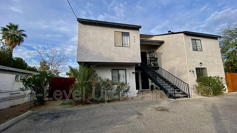 2 bed, 1.0 bath, 900 sqft, $1,000 — Photo 1