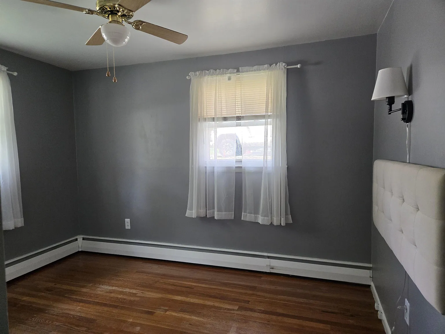 3 bed, 1.0 bath, 884 sqft, $2,900 — Photo 4