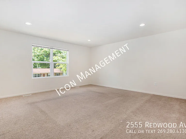 2555 Redwood Ave — Photo 6