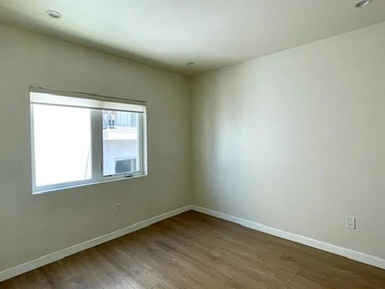 5230 1/2 Satsuma Ave — Photo 23