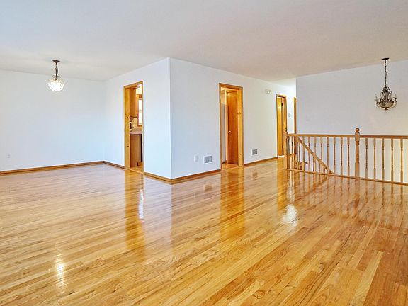 4th image of 327 Woodbine Ave