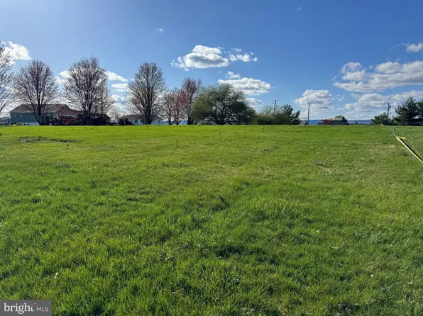 1761 Leedy Dr, Chambersburg, PA 17202